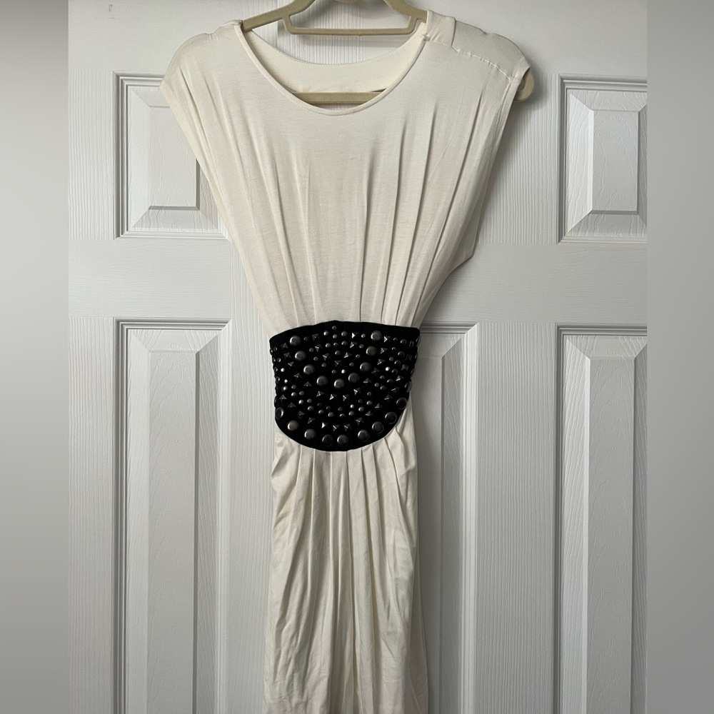 NWOT BEBE dress sz Xs ivory and black with attached belt detail